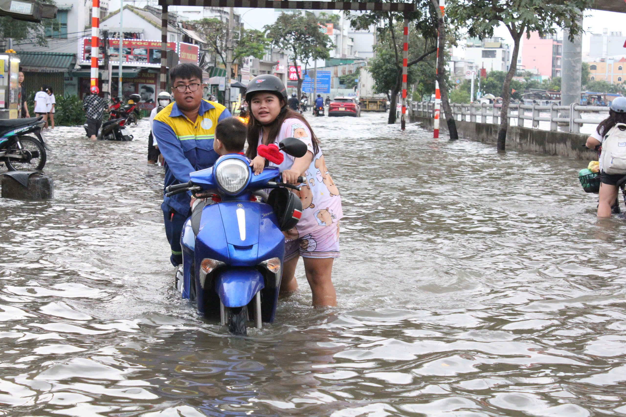 胡志明市潮水高涨：下班时间又陷入水深火热之中