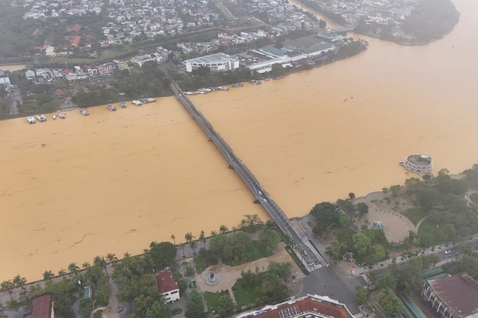因洪水持续而疲惫