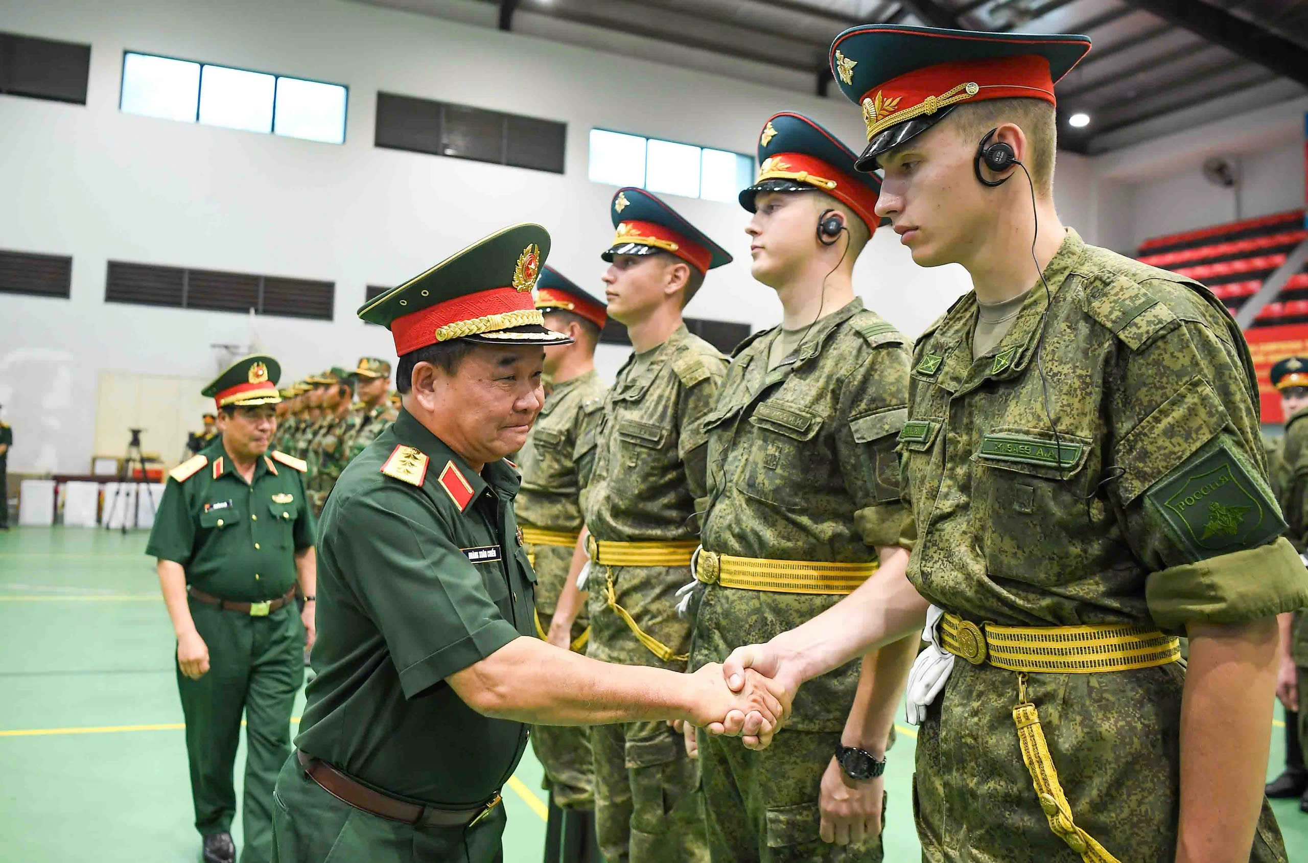 黄春战上将会见参加9月2日国庆阅兵的400名国际军人