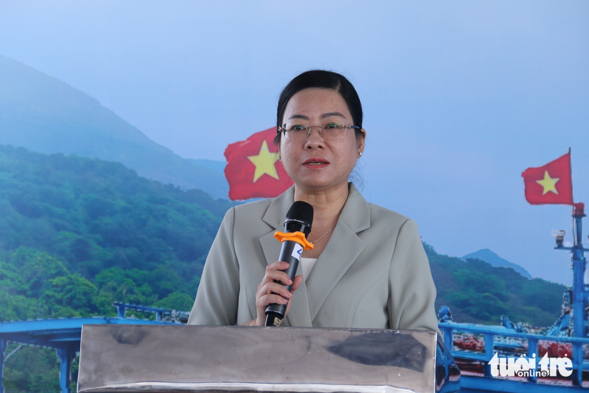 军民共进早餐于渔检船上，讨论捕捞与保卫祖国主权