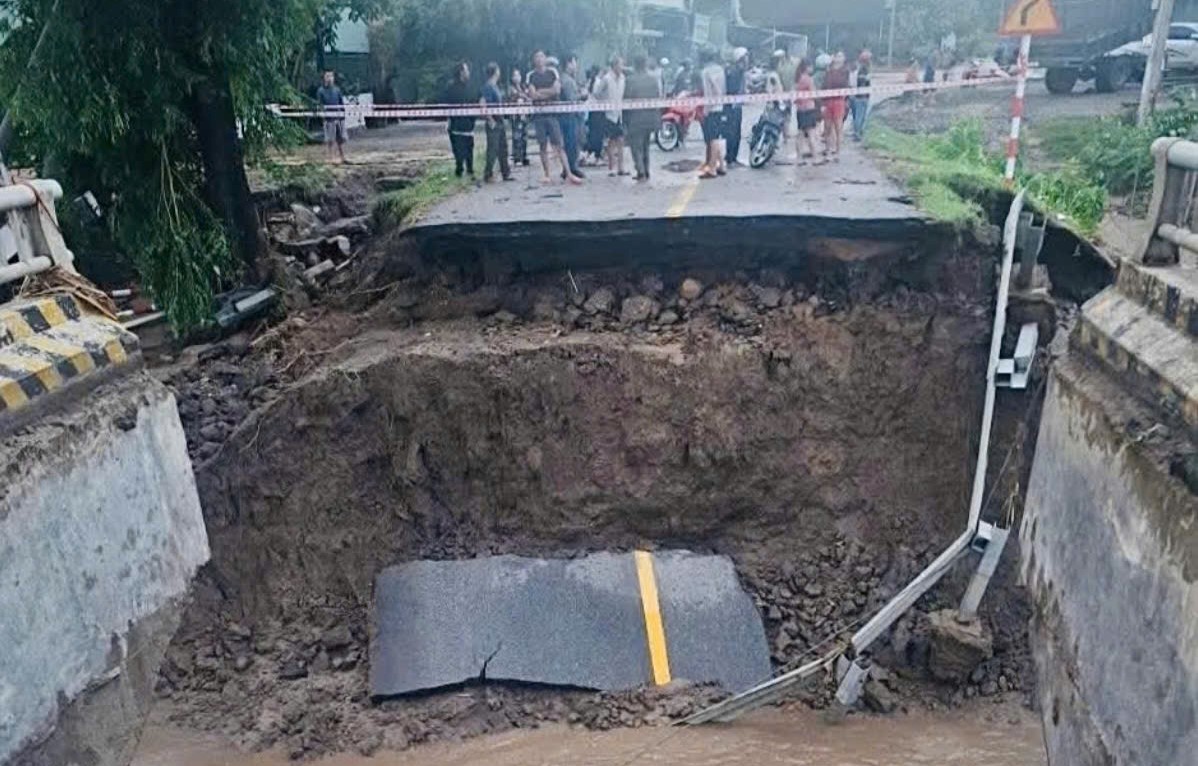 洪水冲断桥头路，长山东路交通堵塞