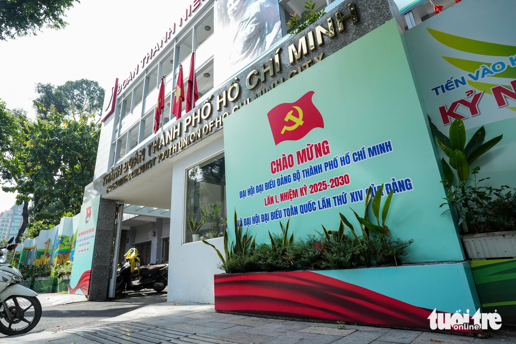 大型LED屏幕照亮胡志明市中心，欢迎市党代会召开