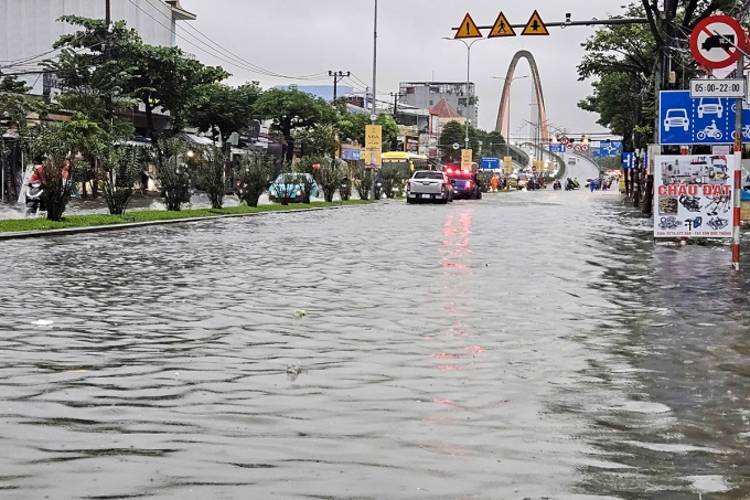 岘港市区在大雨后发生内涝
