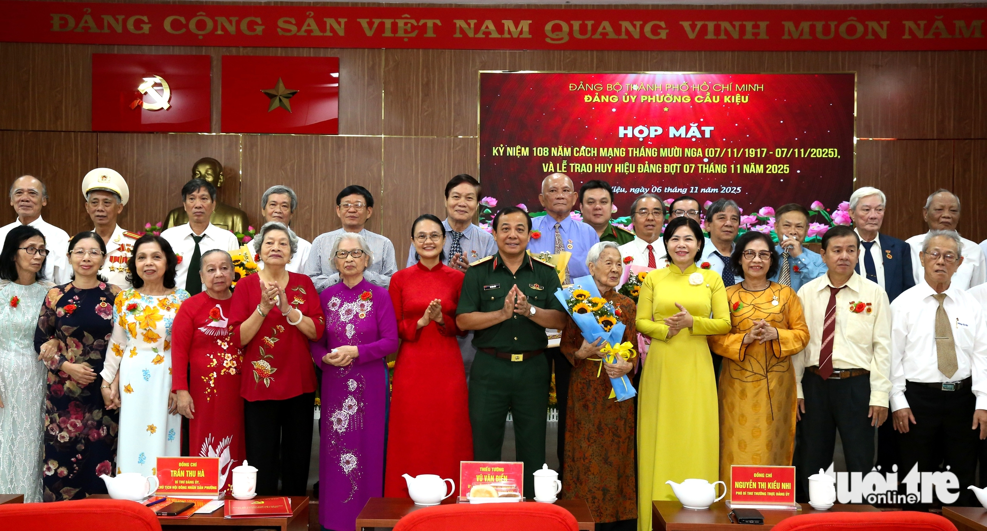 胡志明市桥郡向30名党员颁发党徽