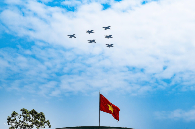 直升机悬挂党旗和国旗飞过巴亭广场