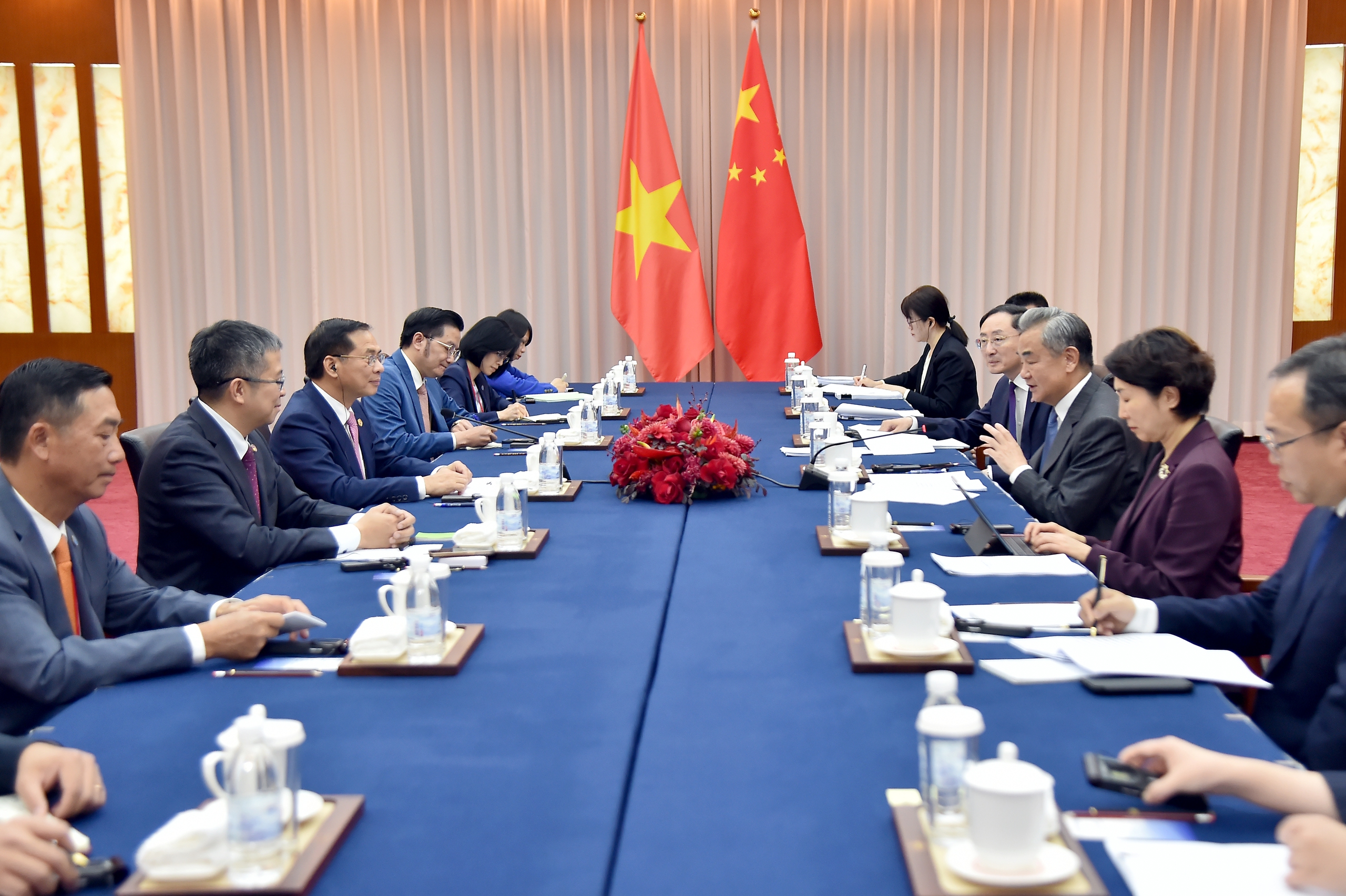 副总理兼外交部长裴青山会见中国和老挝外长
