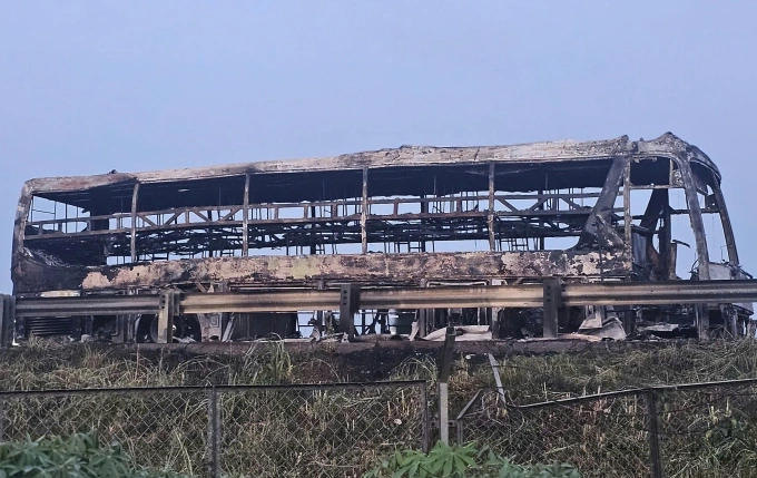 胡志明市-忠良高速公路上载有20多人的汽车起火