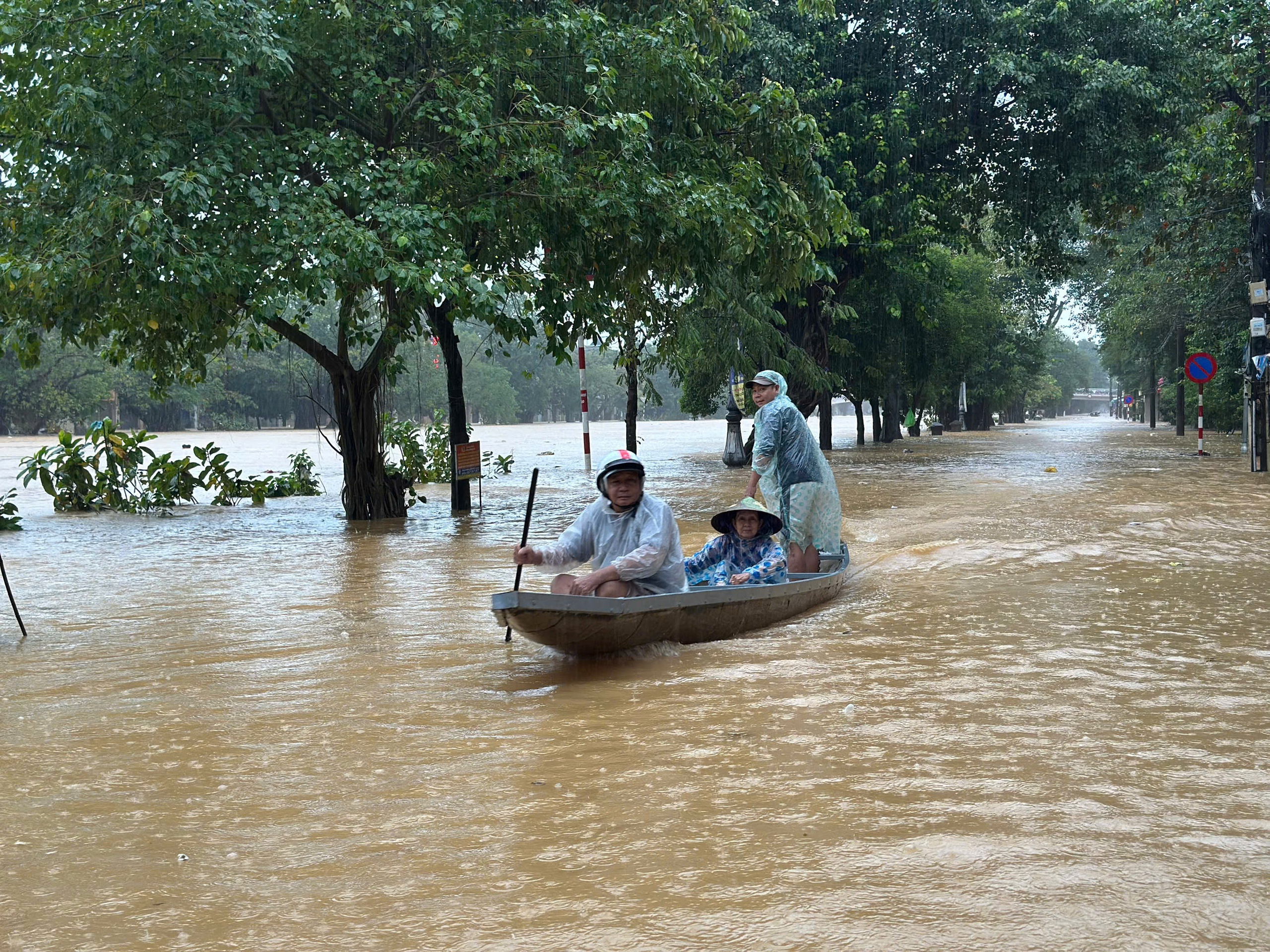 顺化再次遭遇倾盆大雨，居民在一周内迎来第三场洪水