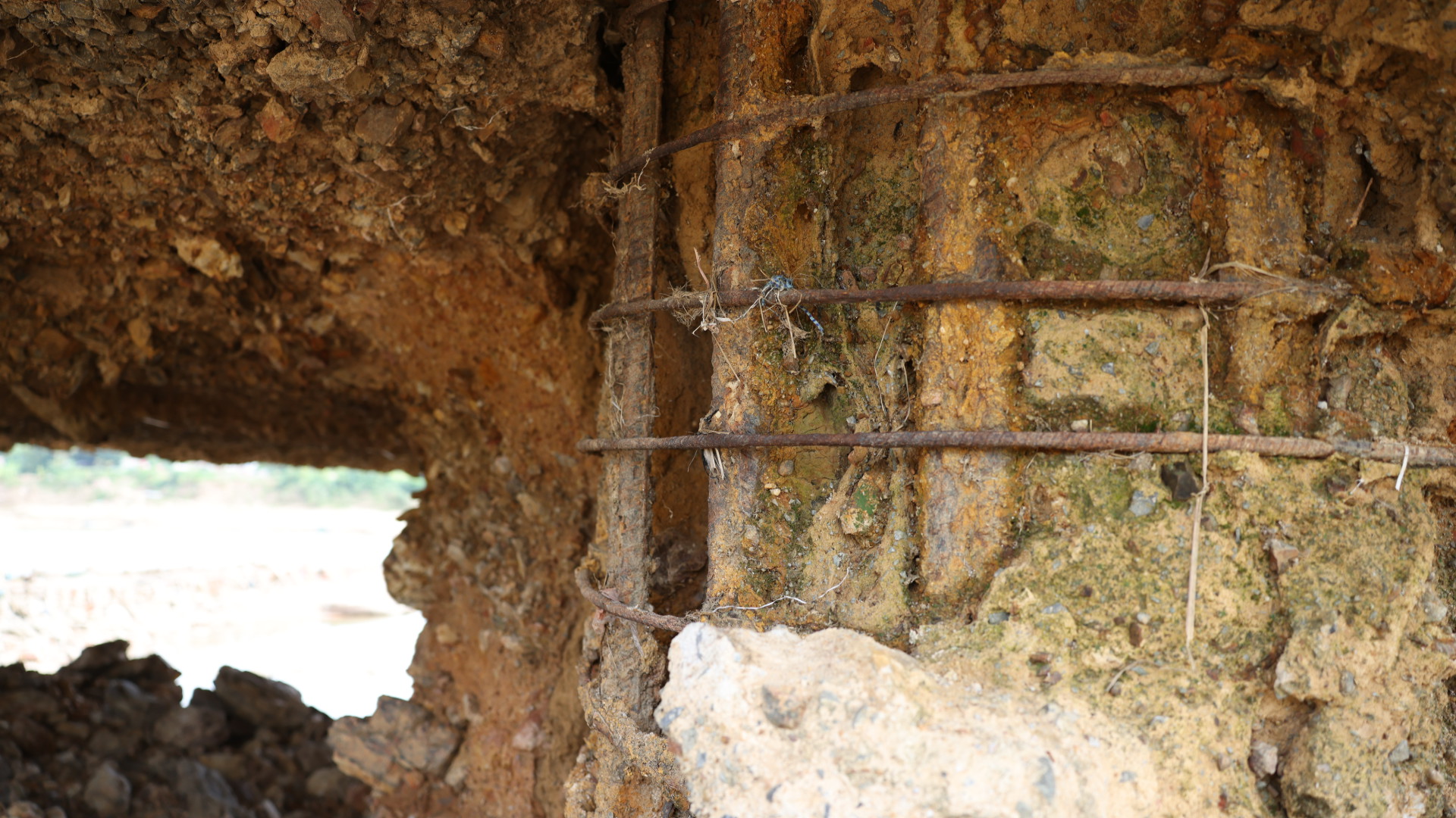 泸河桥墩损坏，暂时禁止汽车通行