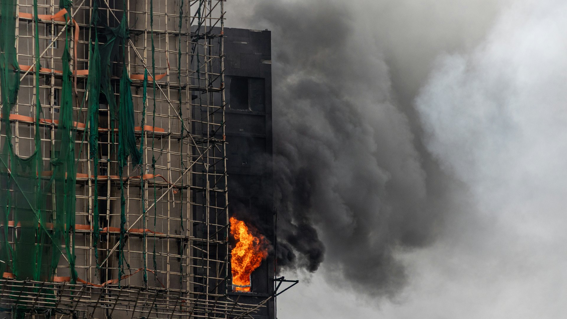 专家对香港恐怖公寓火灾中的竹脚手架有何看法？