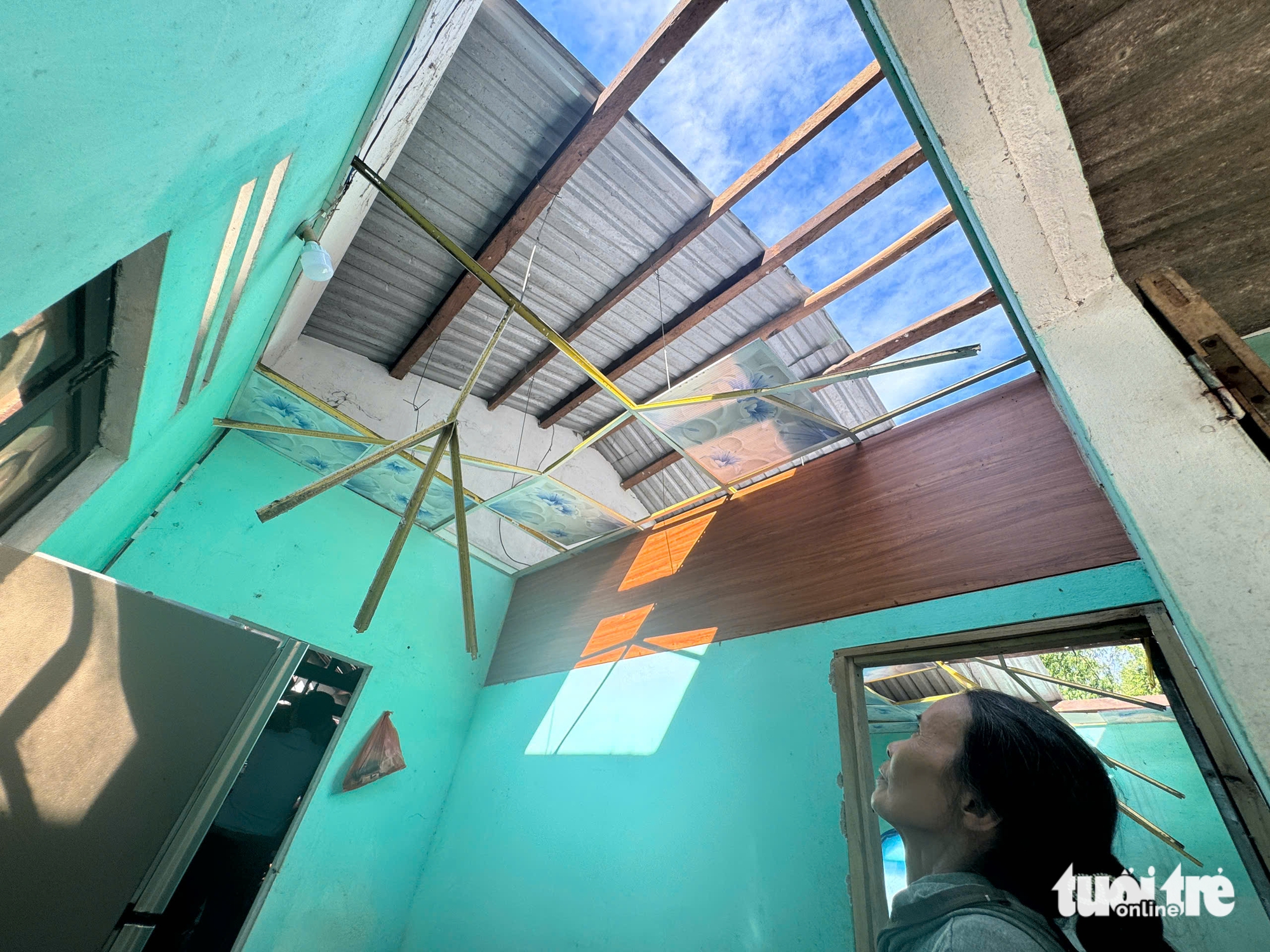 恐怖龙卷风夜间横扫岘港数十户民宅