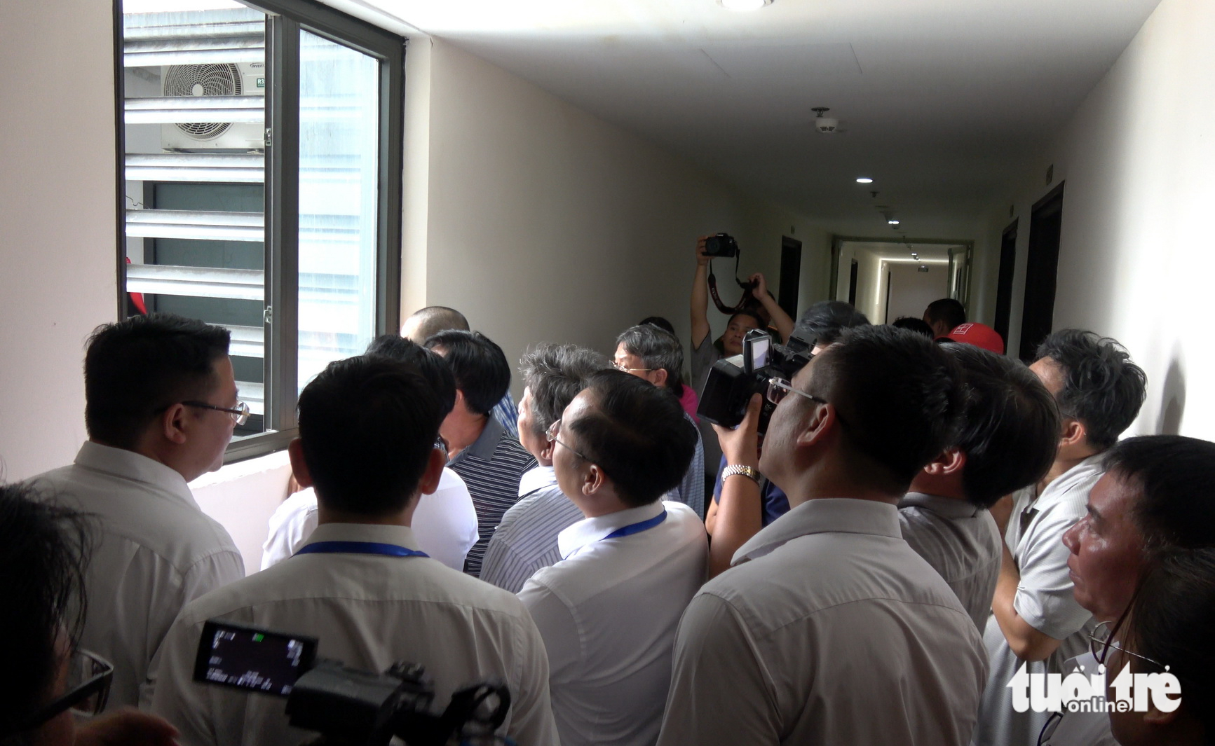 胡志明市建设厅检查位于Tam Thắng坊的16层裂缝的36层公寓