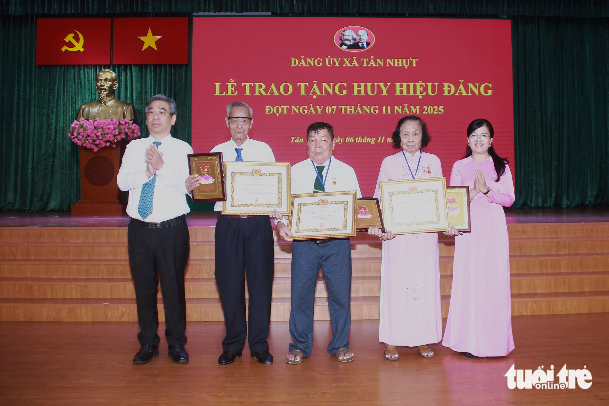 胡志明市市委副书记阮福禄在新日乡党委颁发党徽