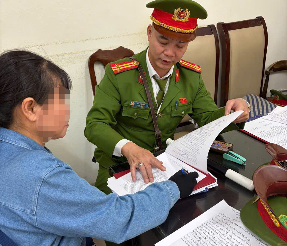 西方游客差点被“宰客”一顶斗笠价值85万越南盾：街头小贩说了什么？ | 越南中文社｜越南新闻与政策信息中文平台