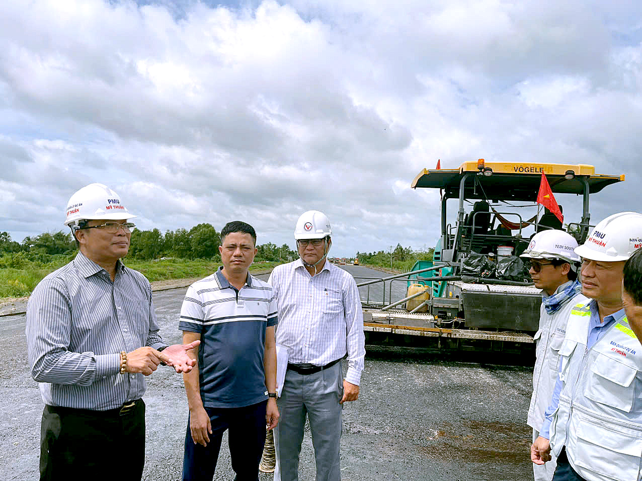 超过2500名工人和工程师在芹苴-金瓯高速公路上连续工作至9月2日
