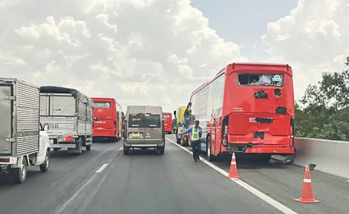 两辆卧铺客车在忠良高速上相撞