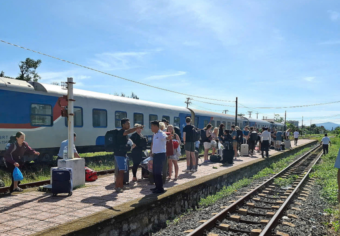由于南北铁路线路滑坡，中转近2400名乘客