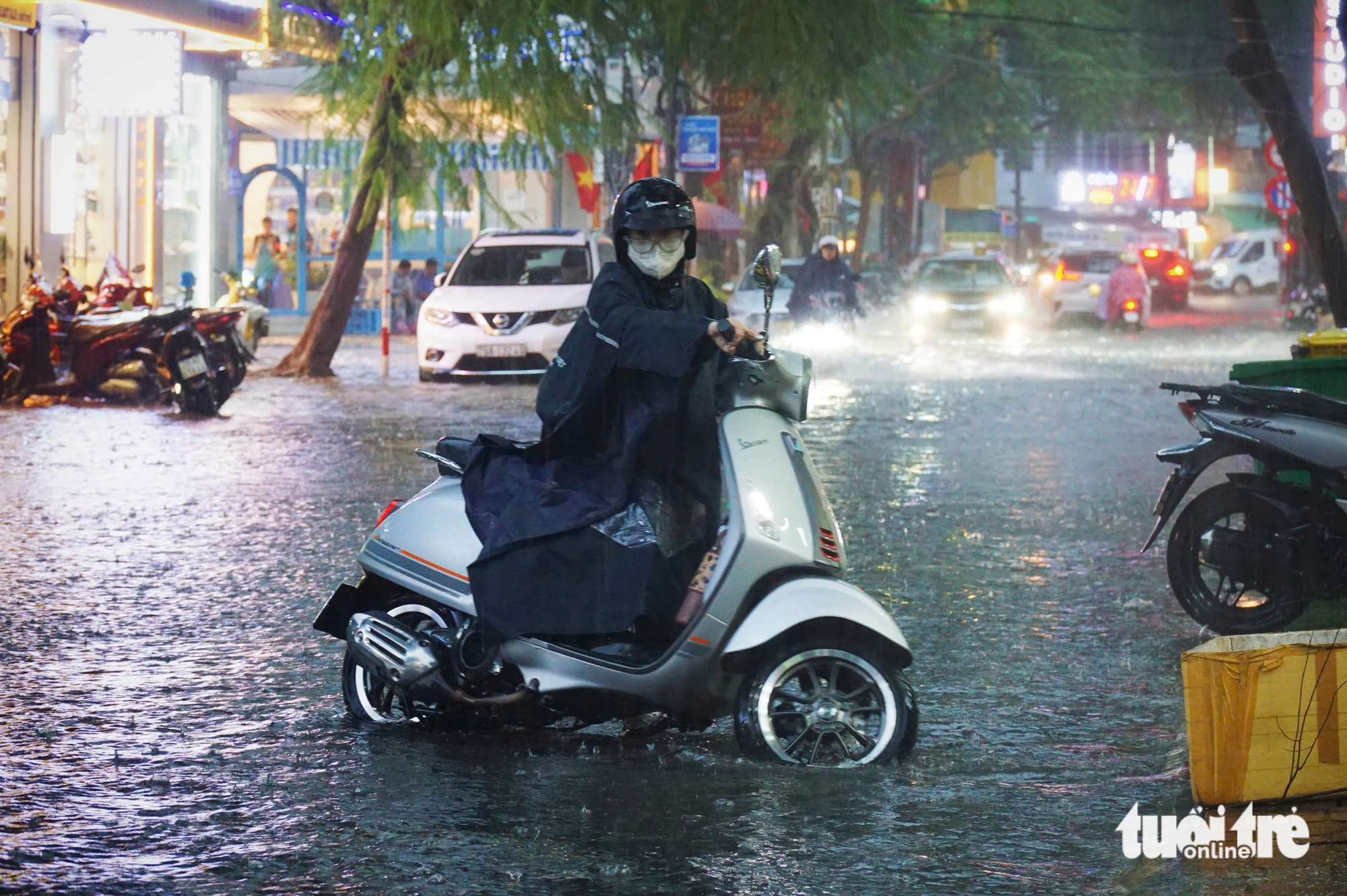 芽庄海滨街道淹没在'雨海'中，车辆拥堵