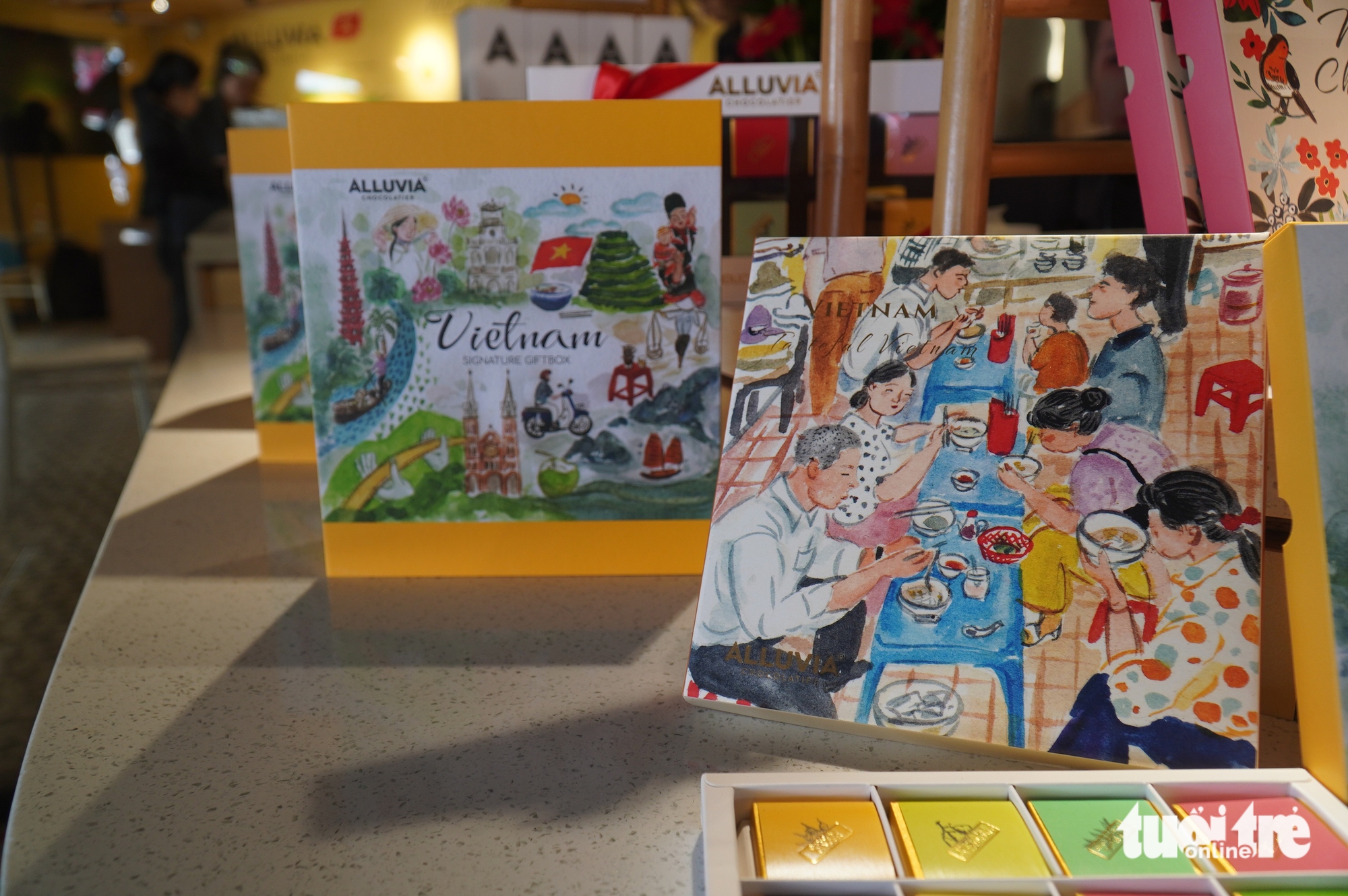 游客兴奋体验在前江边制作巧克力