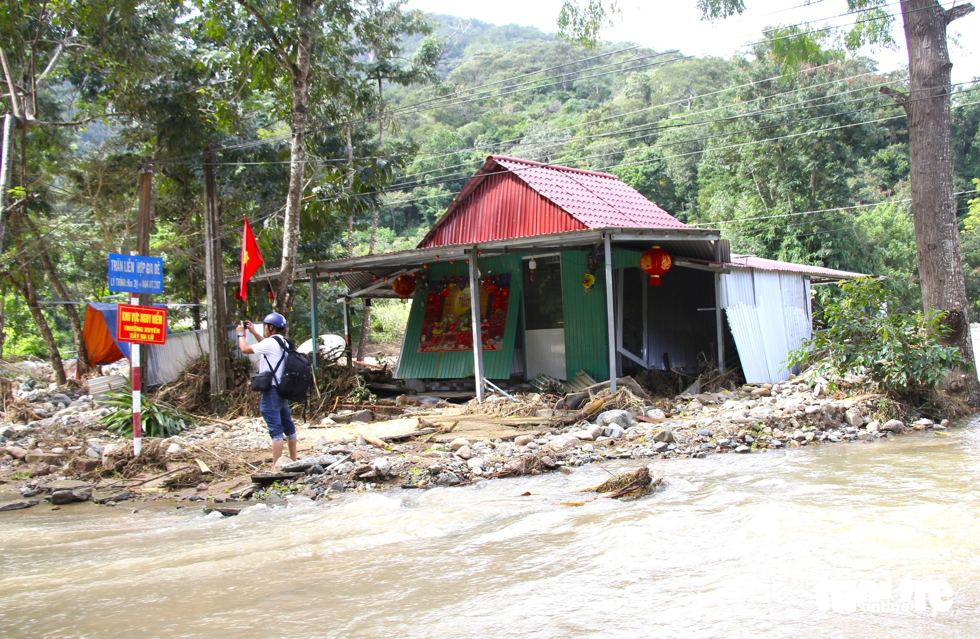 庆和省一村庄因山体滑坡被隔离多日，需徒步背运食品补给