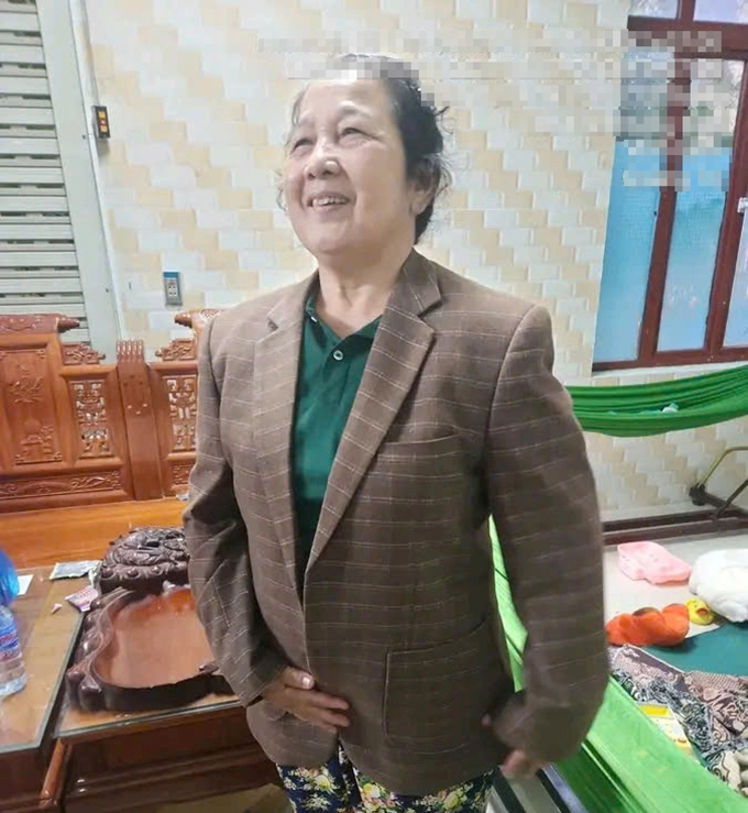 前教师在旧衣物中寻找失主归还黄金