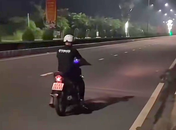 骑摩托车翘头并上传到TikTok，车辆被没收