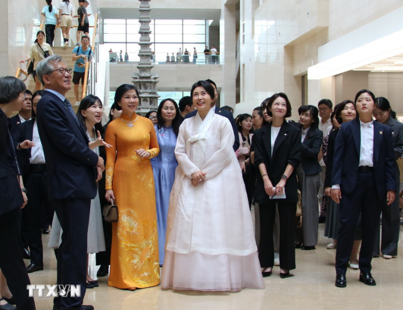 总书记苏林和夫人参加茶会，欣赏传统艺术
