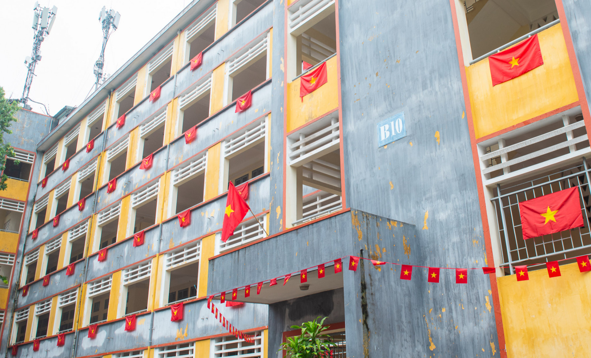 河内理工大学为远道而来参加阅兵仪式的民众提供1200个免费住宿