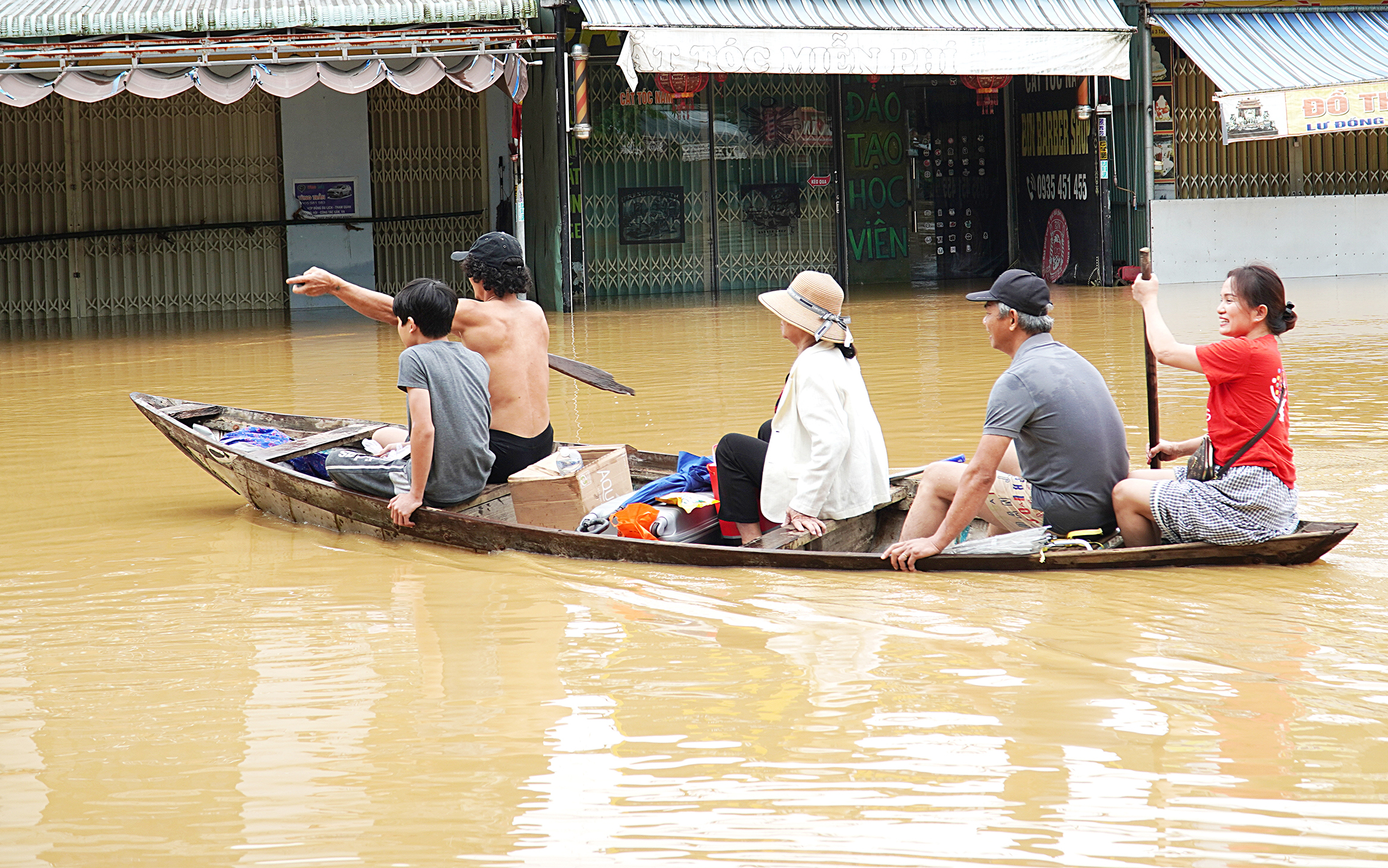 洪水叠加洪水，第13号台风带来更多担忧