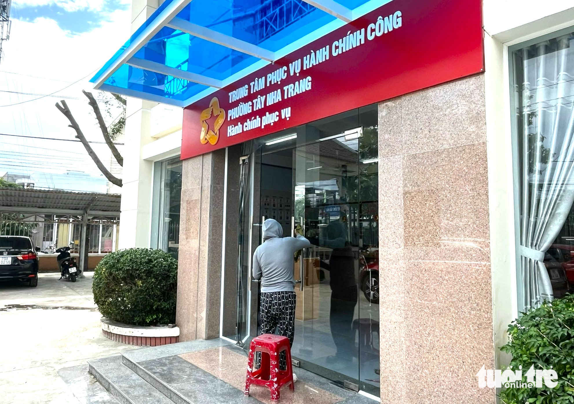 芽庄的新区开始安装新办公地点的标牌