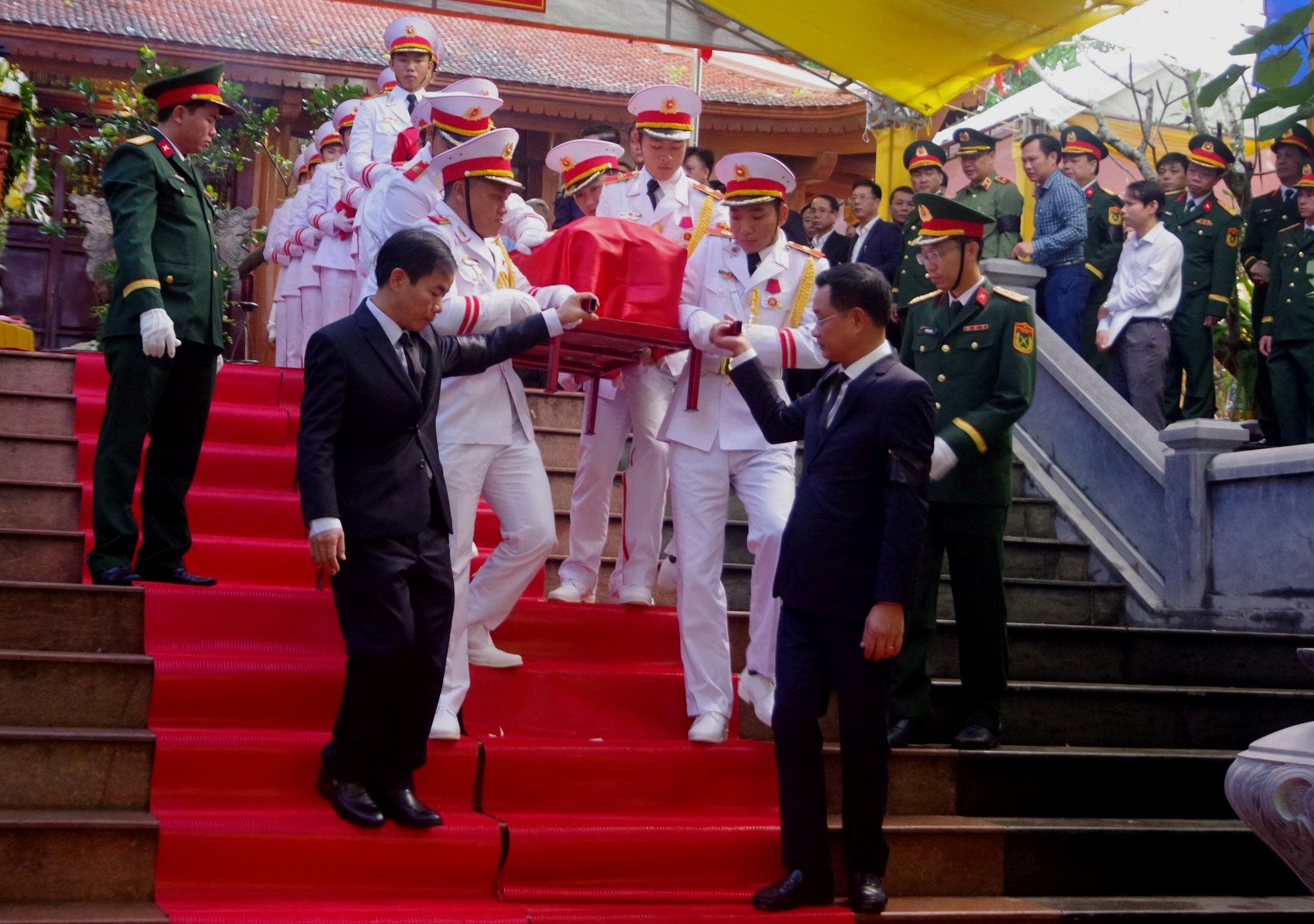 在八姑洞追悼并安葬多位烈士遗骸