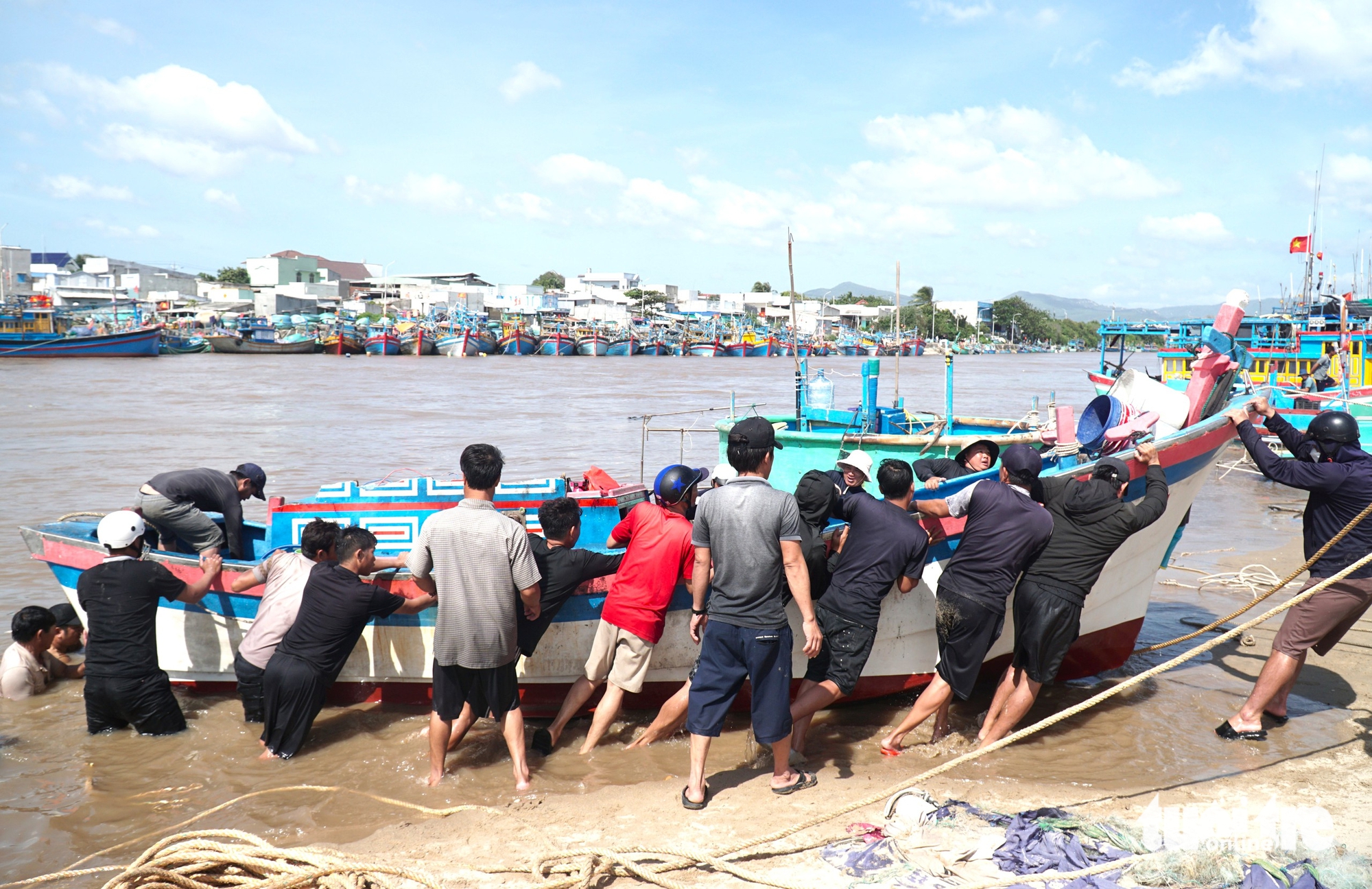 渔民在连香海口打捞沉没渔船后心痛不已