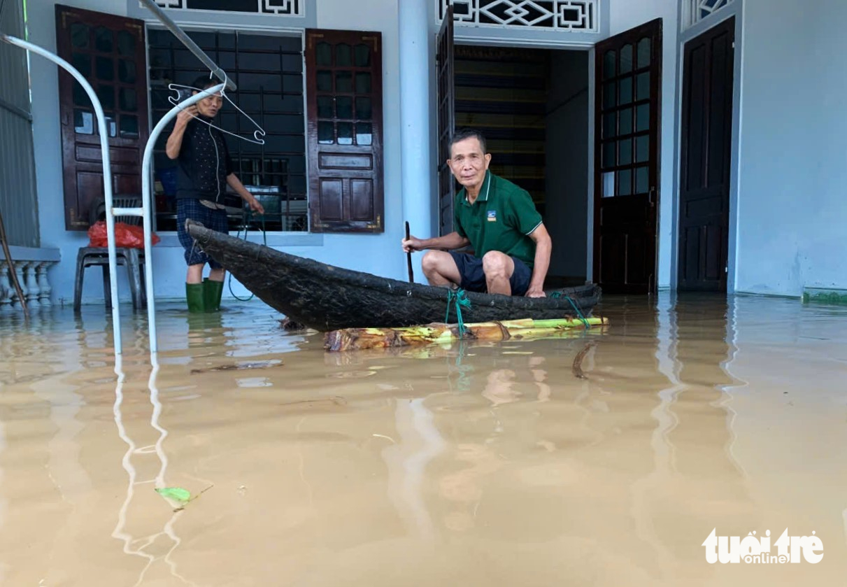 风暴掀翻屋顶，洪水涌入房屋，民众在自然灾害中挣扎