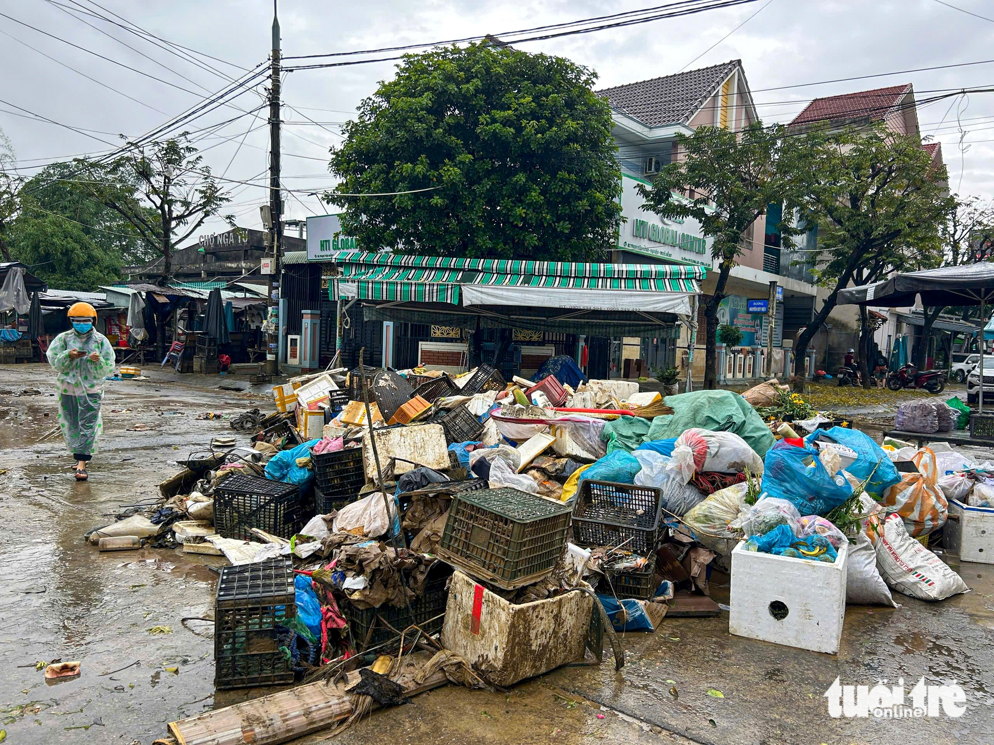 洪水过后两天，岘港小商贩仍在弯腰清淤，因巨大损失而茫然