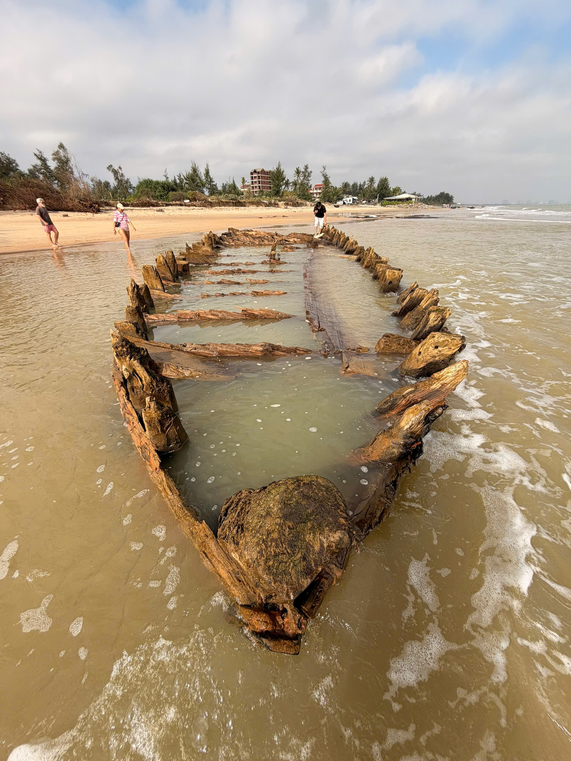 失踪数月后，会安古船在13号台风后完好无损地意外浮出水面