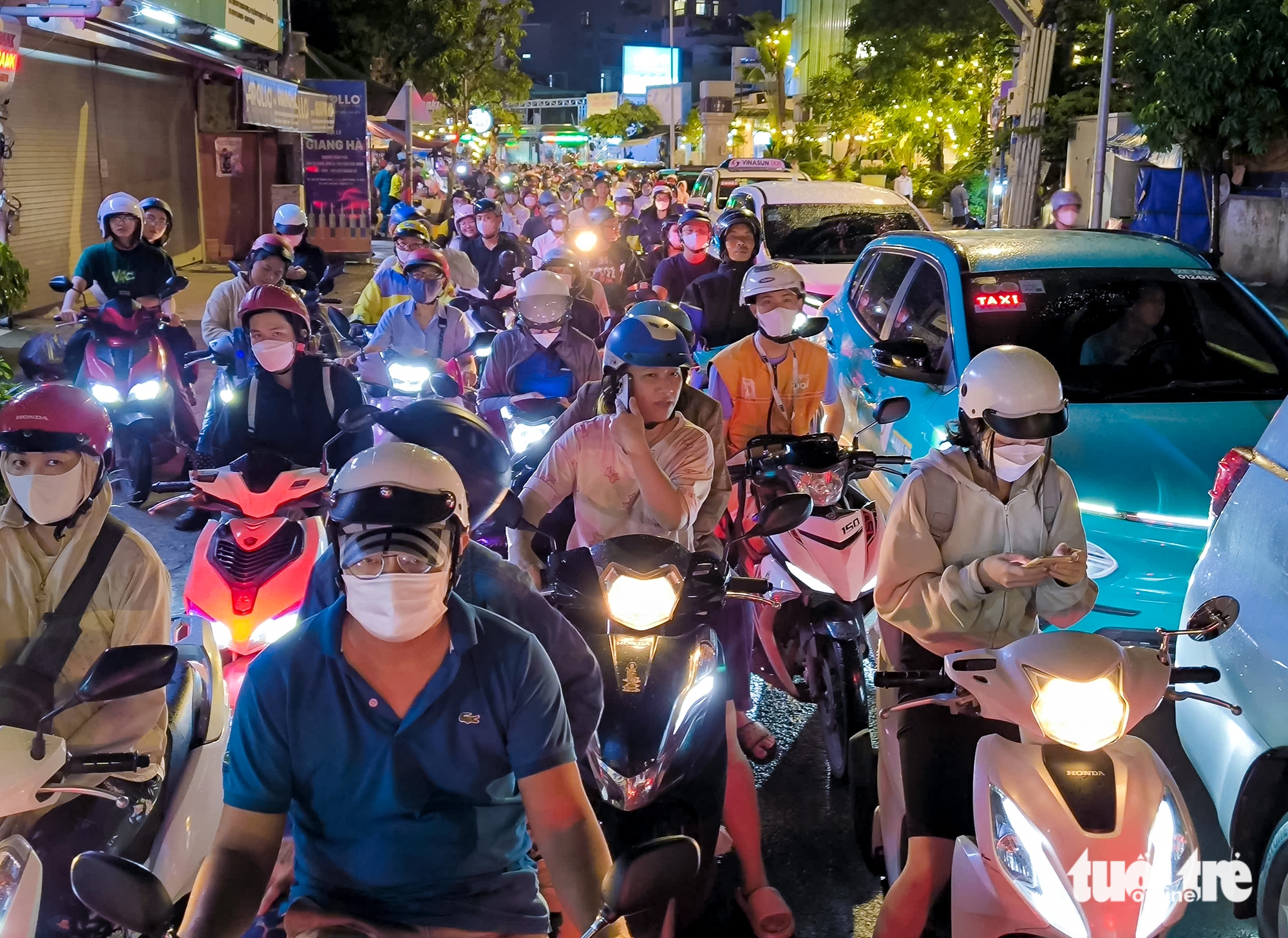 Nơ Trang Long 路上的红灯'戏弄'了30分钟