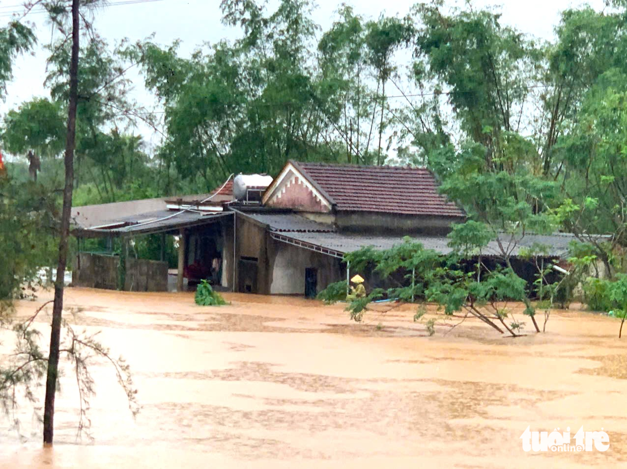 暴雨和洪水导致村庄被孤立，道路淹没在水中