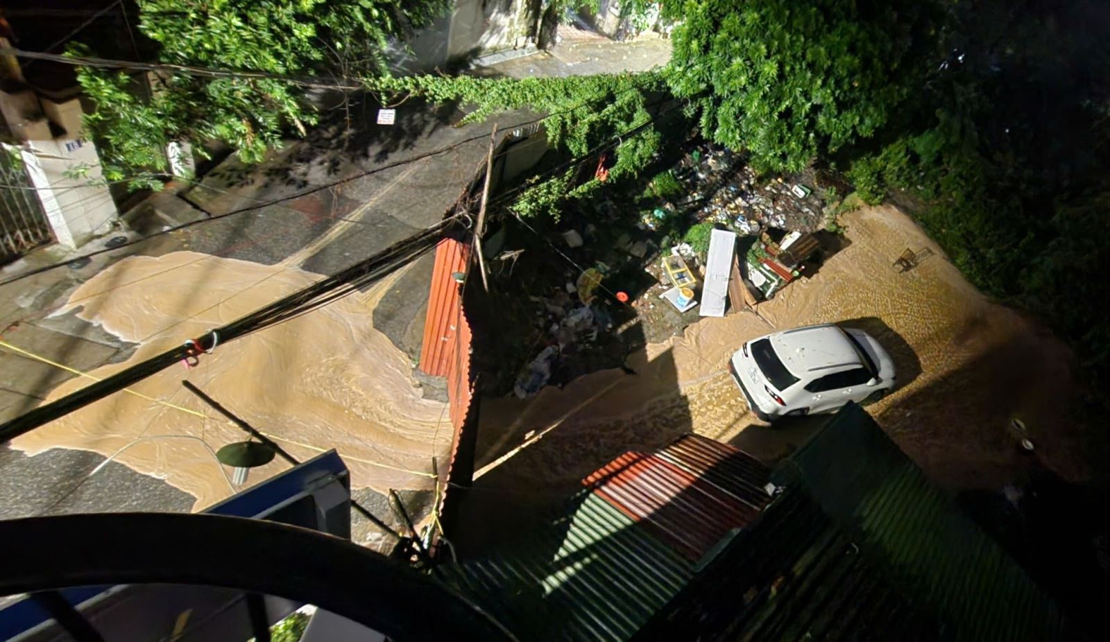 大雨过后，地铁Nhổn - 河内站隧道挖掘处再次冒出泡沫和泥浆