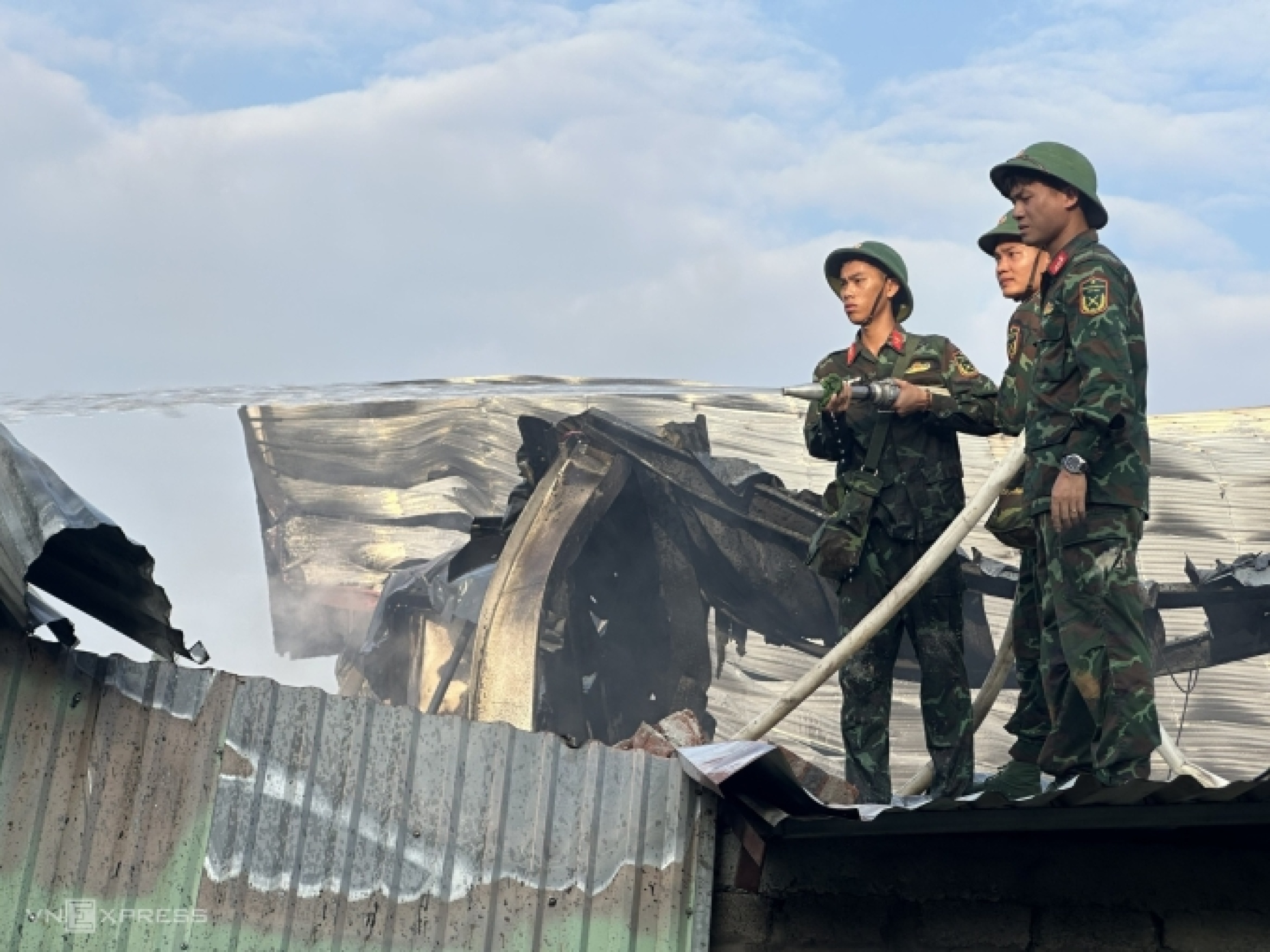 400名士兵参与扑灭4000多平方米塑料厂火灾