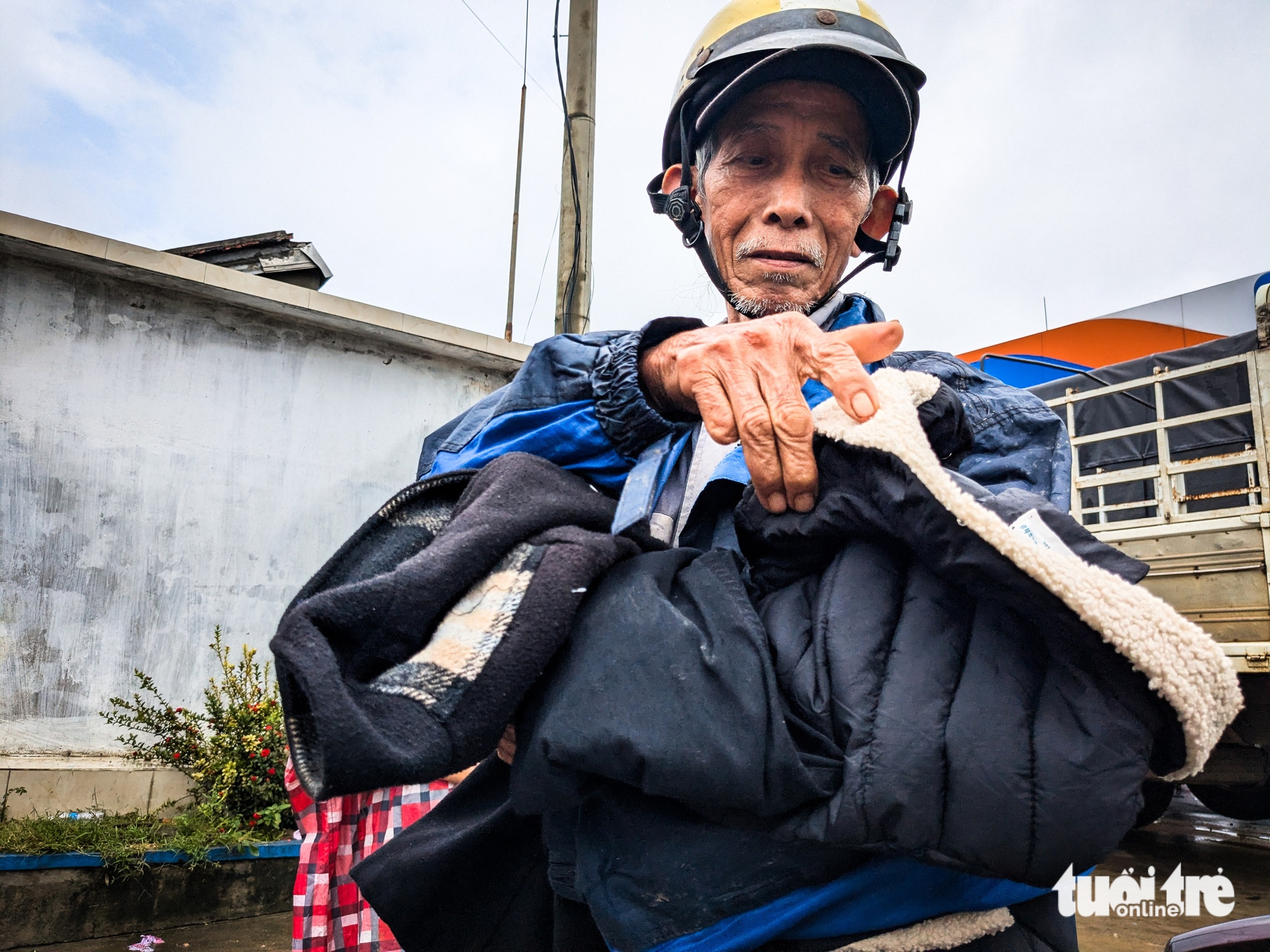 洪水灾民急需保暖衣物如同需要食物和水