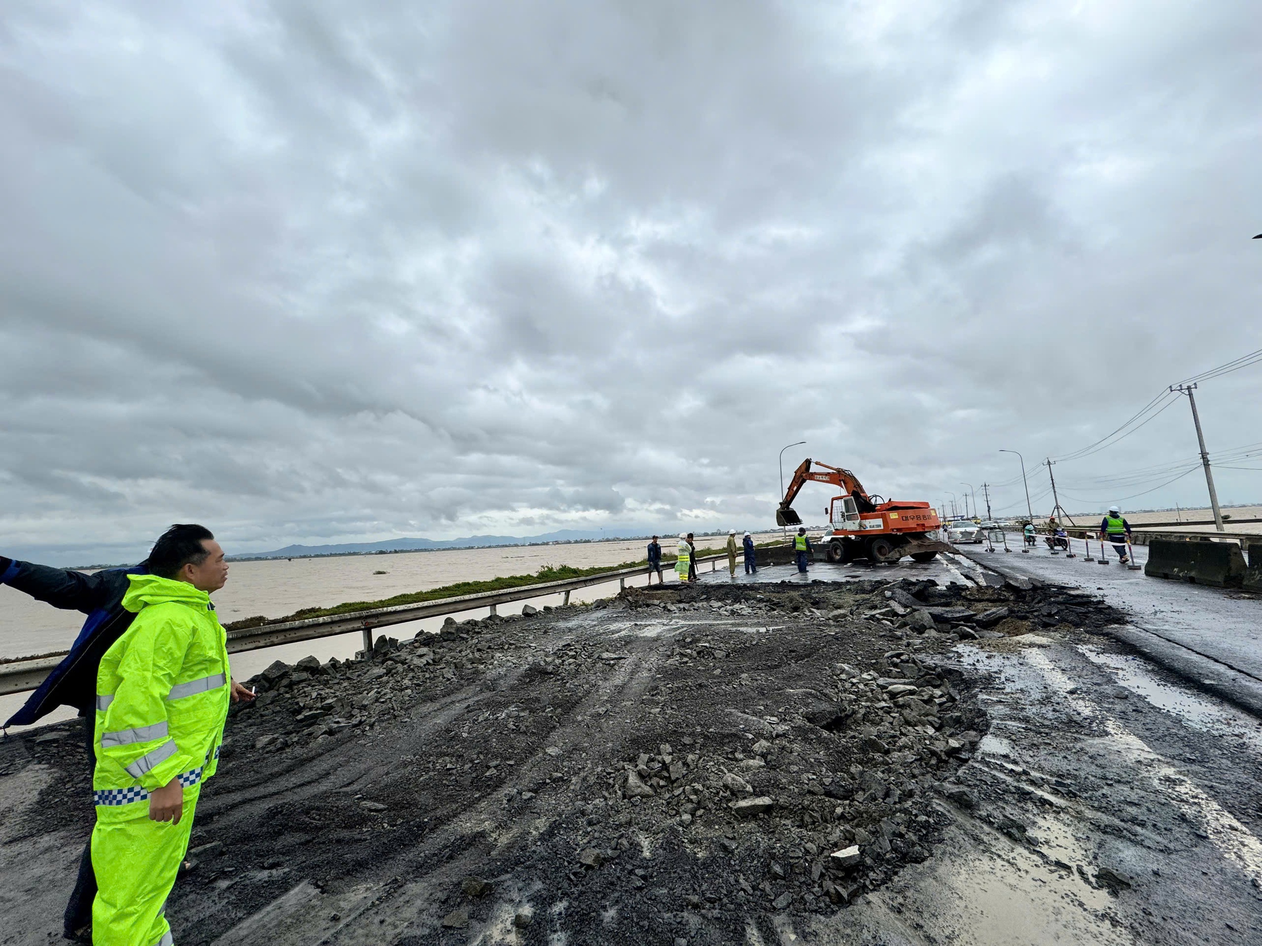 铁路严重损坏，穿过洪水区的1号国道已通车