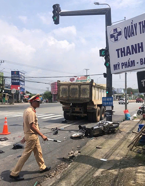 胡志明市红灯停车时卡车撞上三辆摩托车
