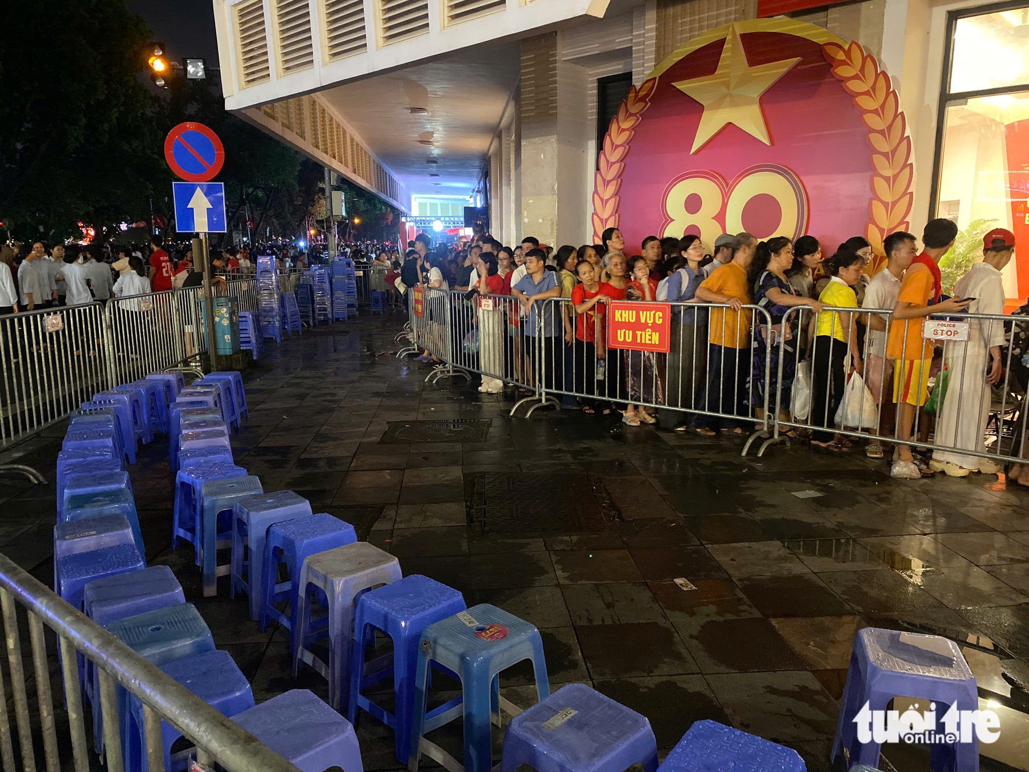 禁止汽车进入巴亭广场区域，准备阅兵和游行总排练