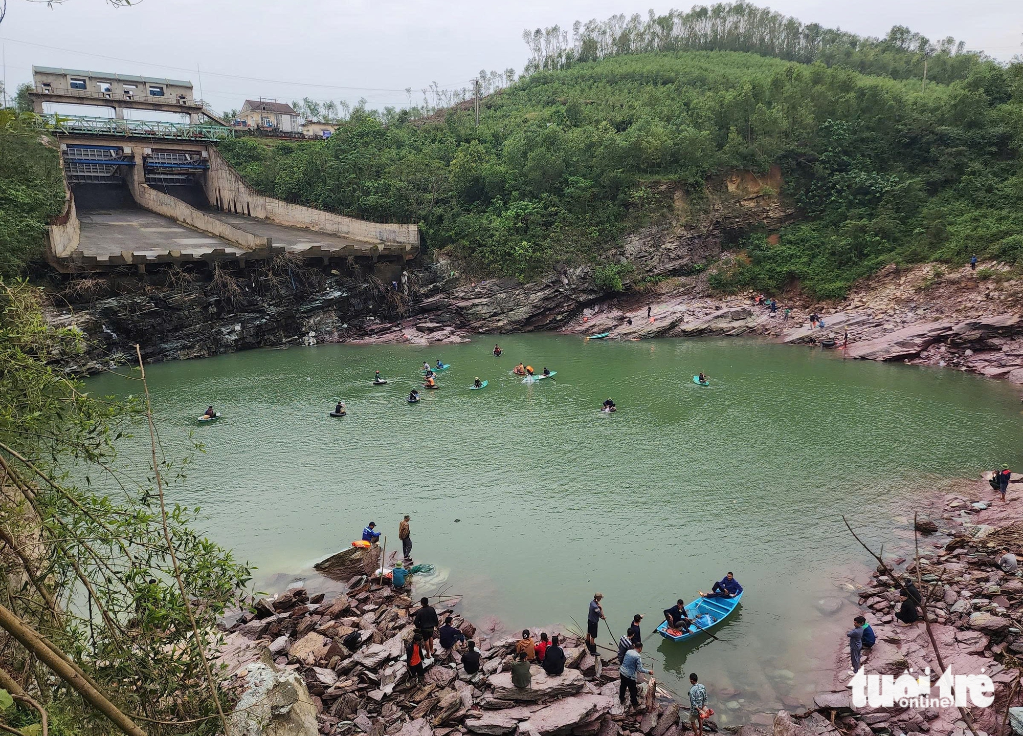 洪水泄洪时，人们争相捕捞格戈湖的'巨型'鱼