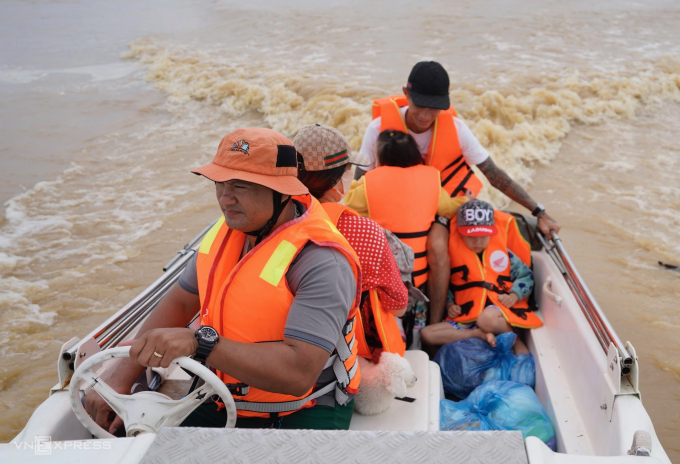 一个月从北到南驾驶救援艇