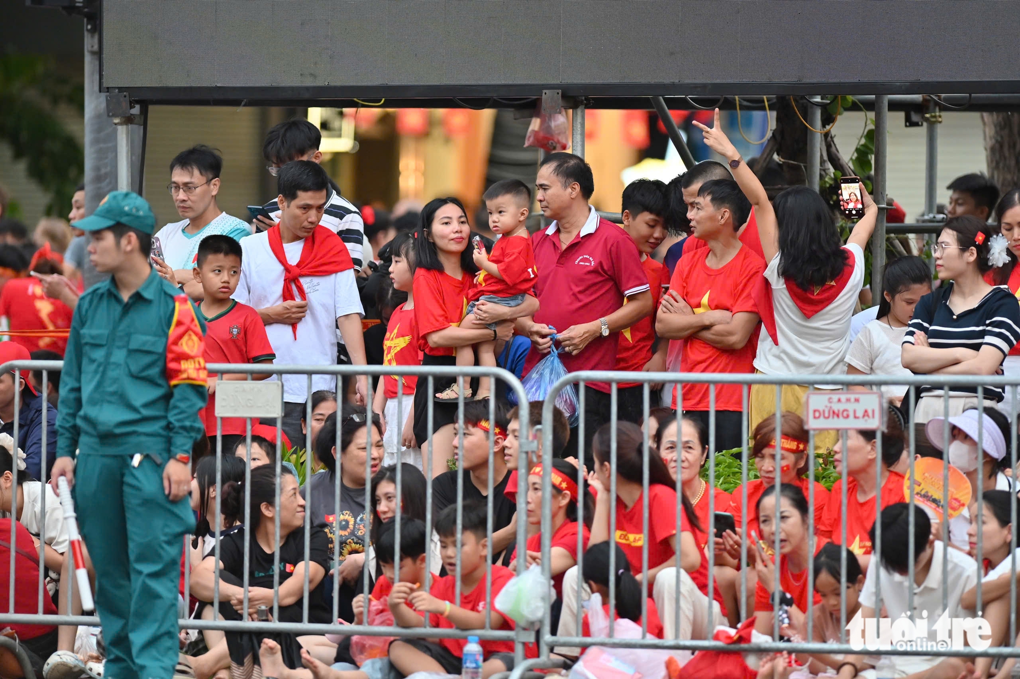 战士在总合练前与民众拍照、唱歌