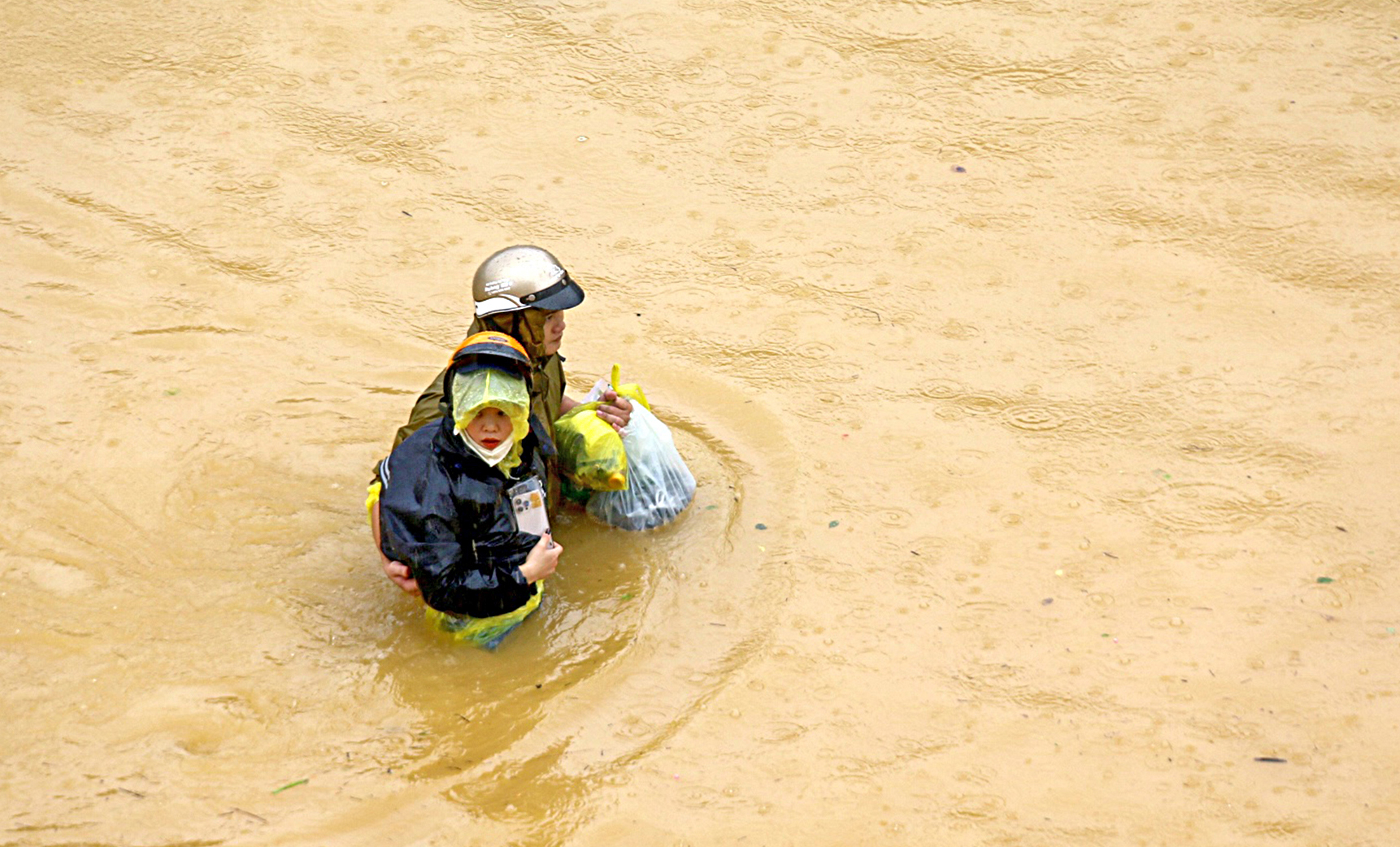 洪水叠加洪水，第13号台风带来更多担忧