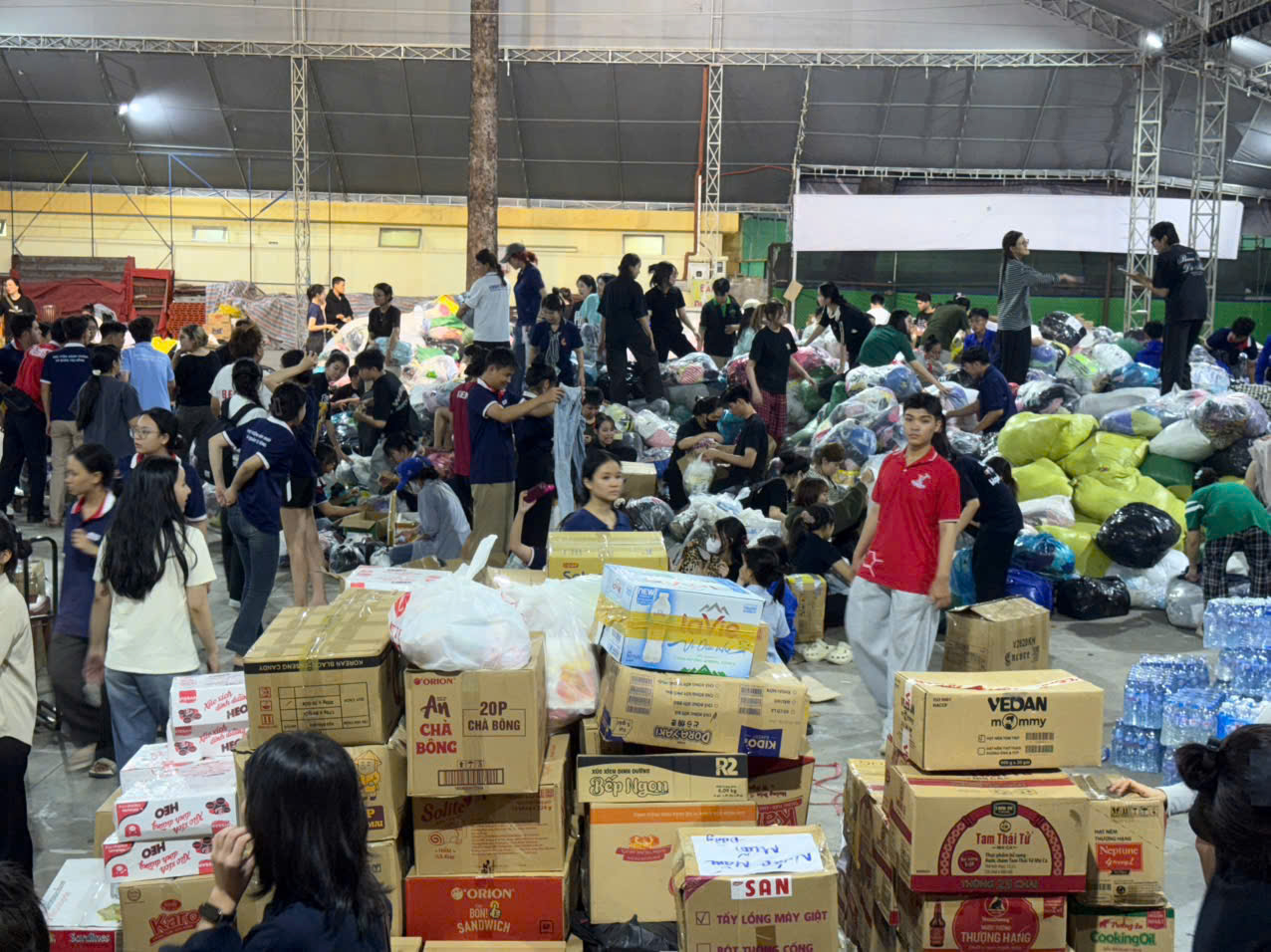 胡志明市劳动文化宫人潮涌动，人们前来帮助整理和搬运物资支援洪水灾区