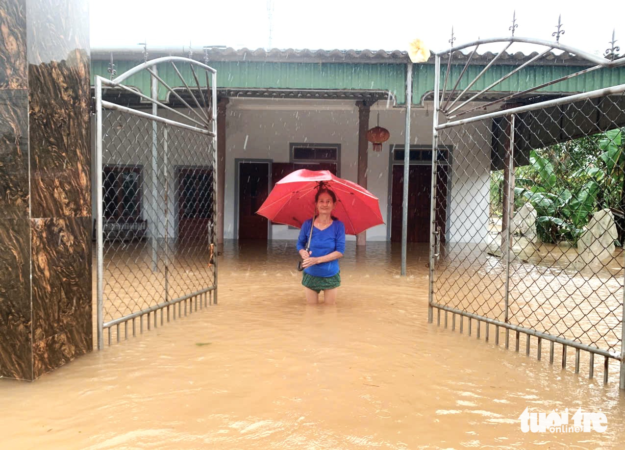 风暴掀翻屋顶，洪水涌入房屋，民众在自然灾害中挣扎