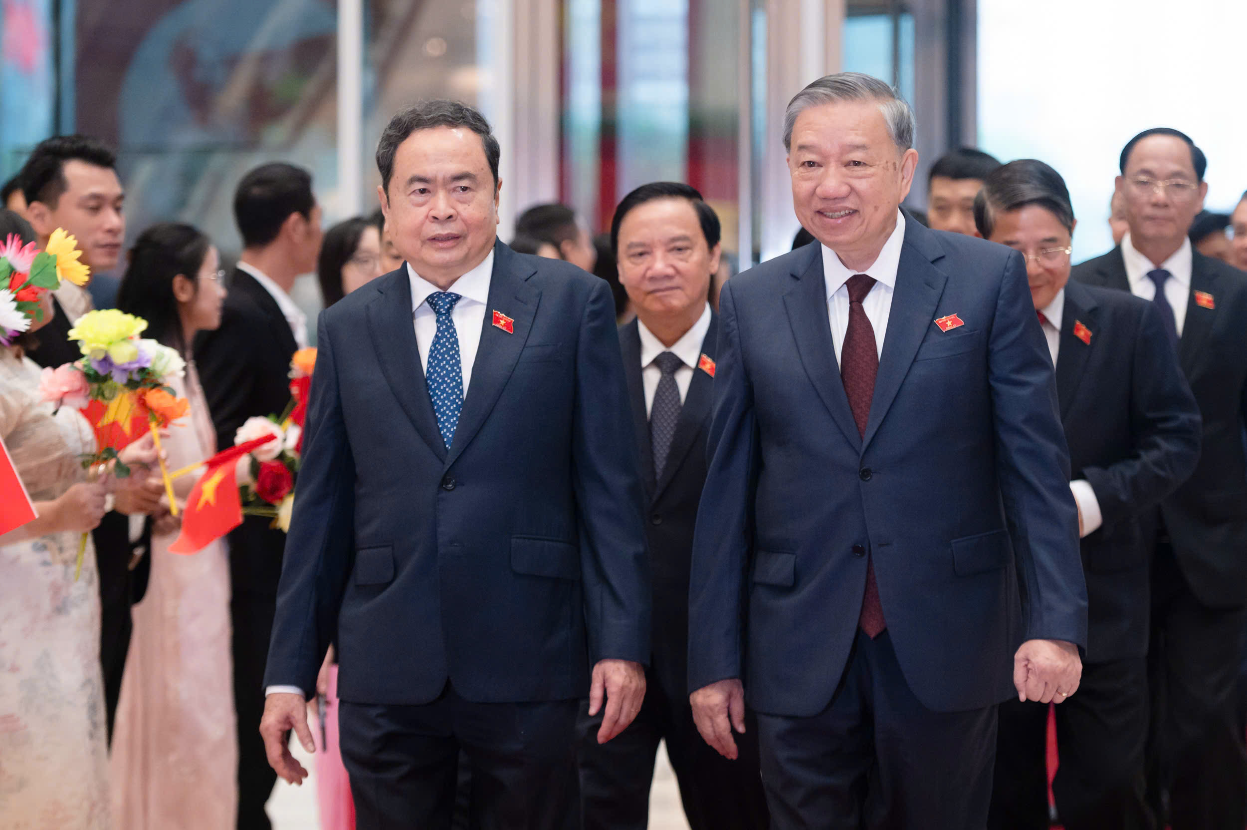 总书记苏林首次会见历届国会代表